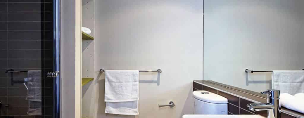 Bathroom?w=400&h=260&fit=crop&q=40&auto=format&trim=auto