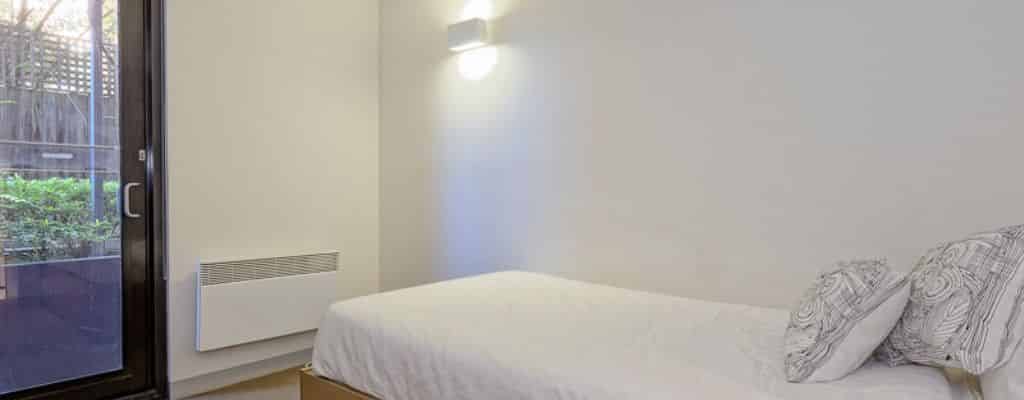 Bathroom?w=400&h=260&fit=crop&q=40&auto=format&trim=auto