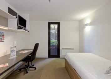 Bathroom?w=400&h=260&fit=crop&q=40&auto=format&trim=auto