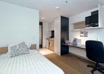 Bathroom?w=400&h=260&fit=crop&q=40&auto=format&trim=auto