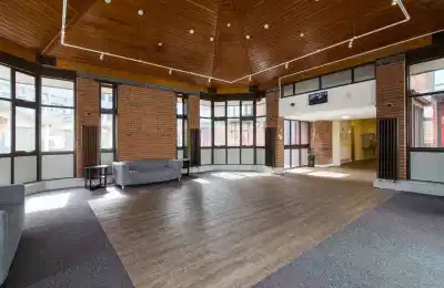 Common Area?w=400&h=260&fit=crop&q=40&auto=format&trim=auto