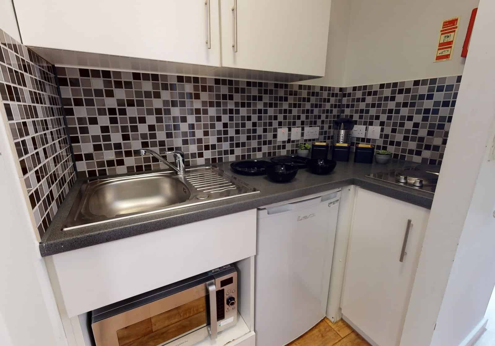 Exterior?w=400&h=260&fit=crop&q=40&auto=format&trim=auto