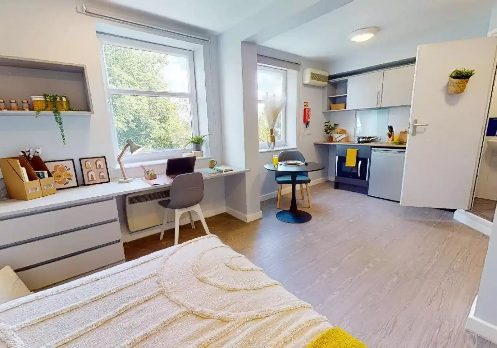 Exterior?w=400&h=260&fit=crop&q=40&auto=format&trim=auto