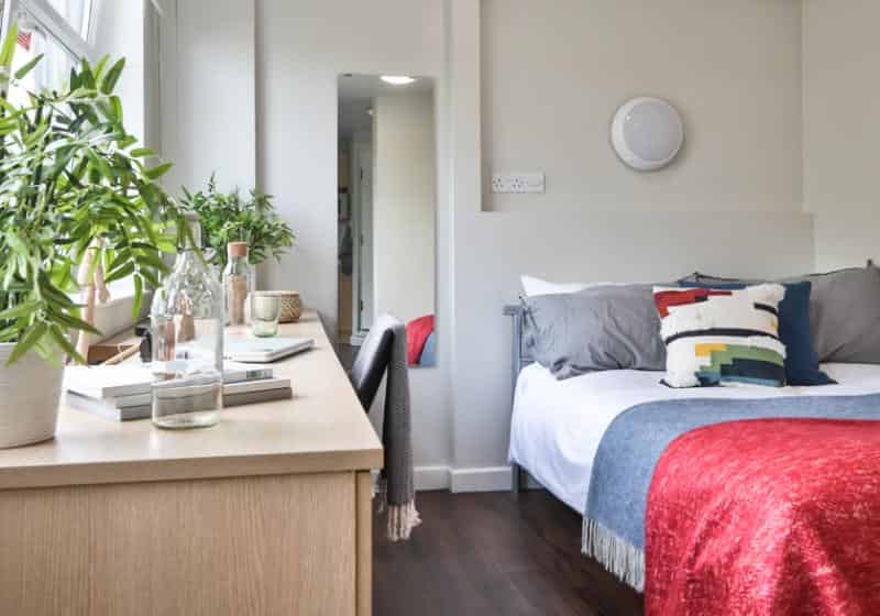 Exterior?w=400&h=260&fit=crop&q=40&auto=format&trim=auto