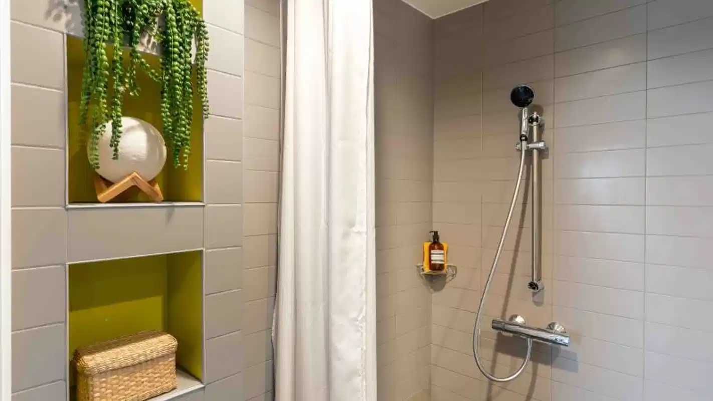 Common Area?w=400&h=260&fit=crop&q=40&auto=format&trim=auto