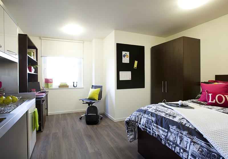 Common Area?w=400&h=260&fit=crop&q=40&auto=format&trim=auto