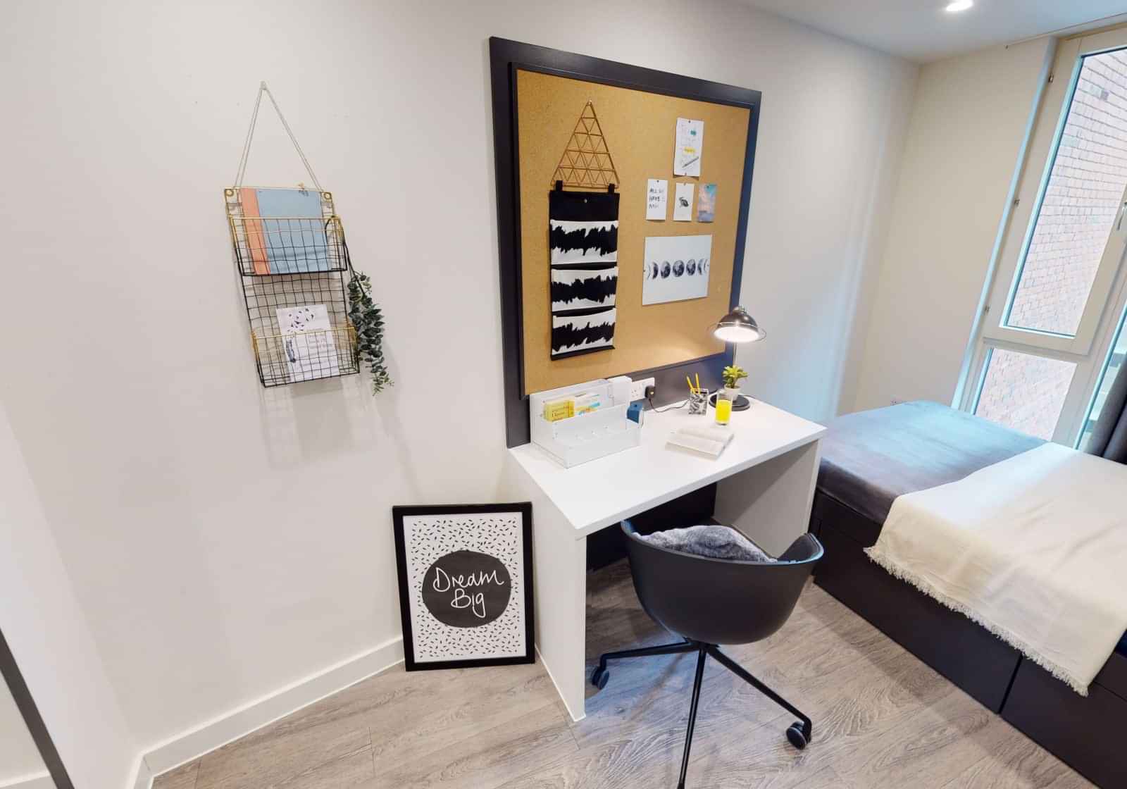 Amenities?w=400&h=260&fit=crop&q=40&auto=format&trim=auto