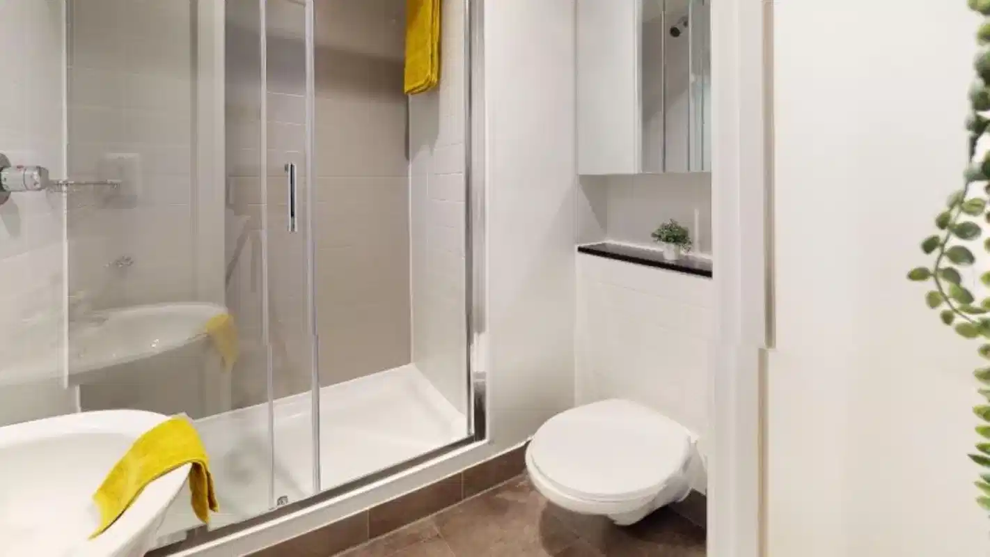 Common Area?w=400&h=260&fit=crop&q=40&auto=format&trim=auto