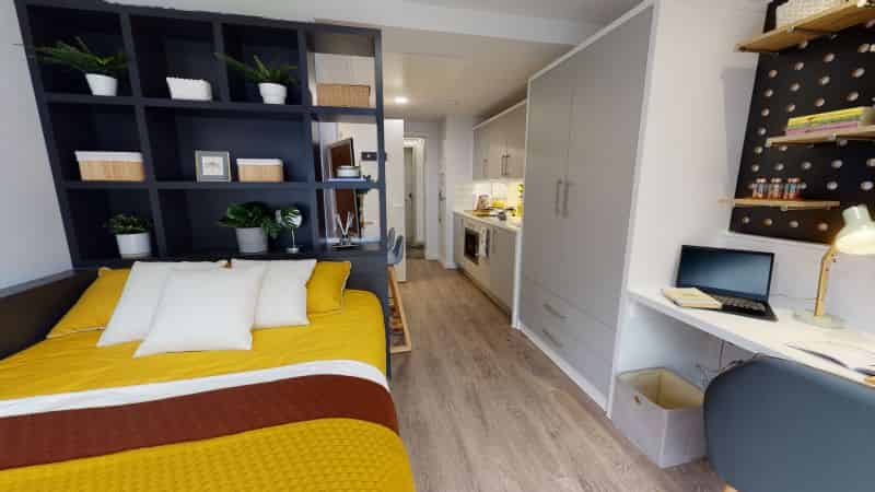 Exterior?w=400&h=260&fit=crop&q=40&auto=format&trim=auto