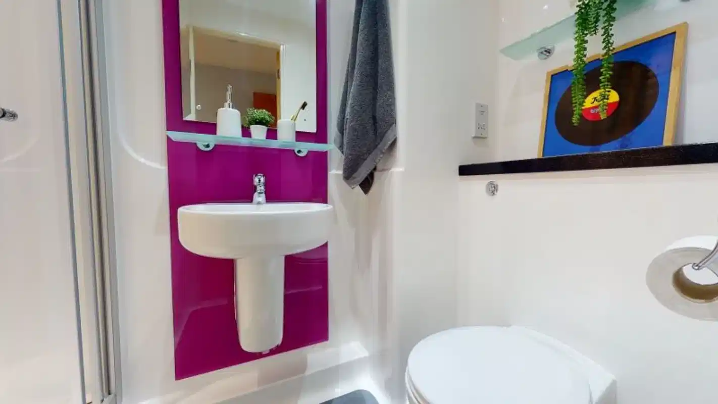 Exterior?w=400&h=260&fit=crop&q=40&auto=format&trim=auto