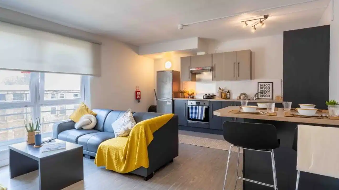 Exterior?w=400&h=260&fit=crop&q=40&auto=format&trim=auto