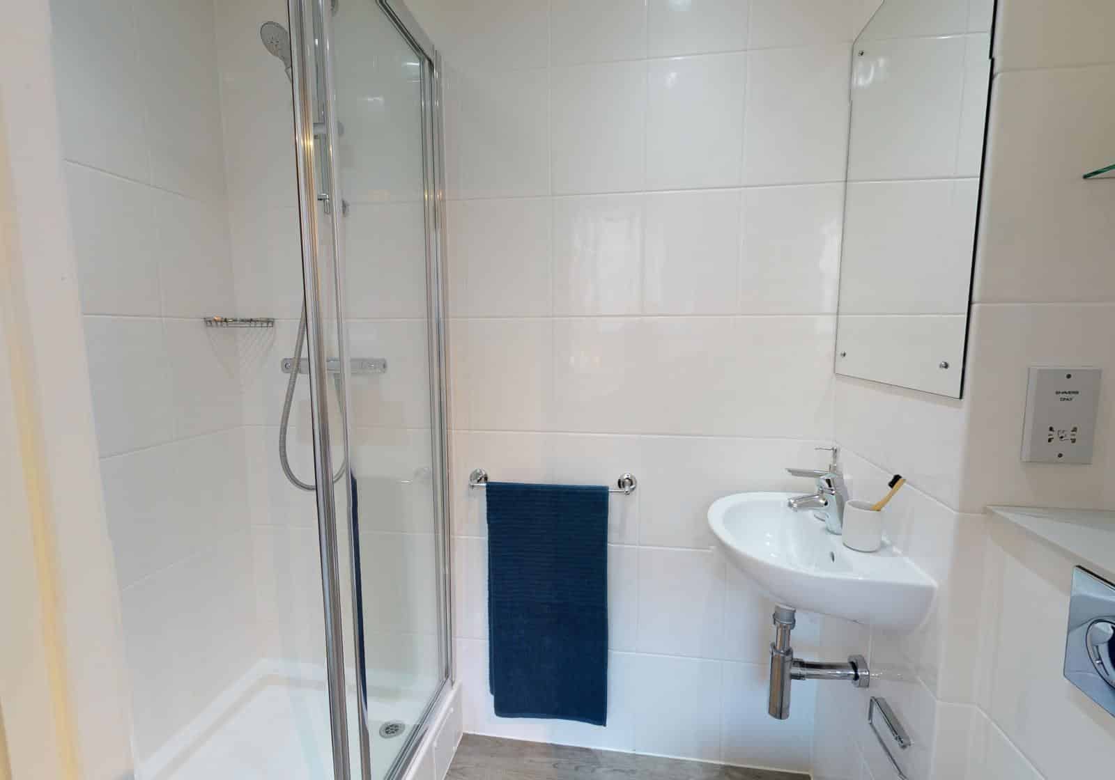 Property : 143348 - Brighton and Hove, England, United Kingdom - Bathroom