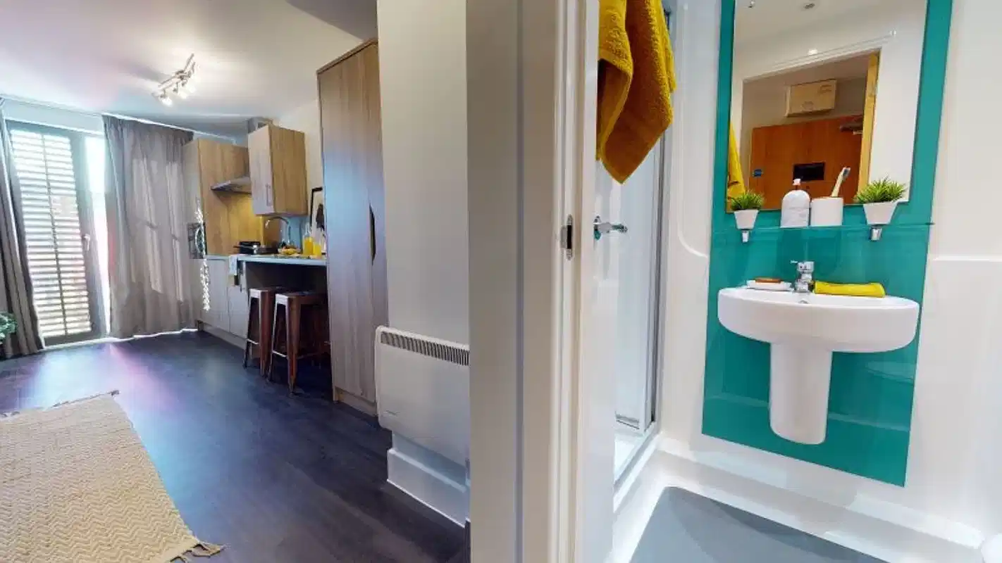 Exterior?w=400&h=260&fit=crop&q=40&auto=format&trim=auto