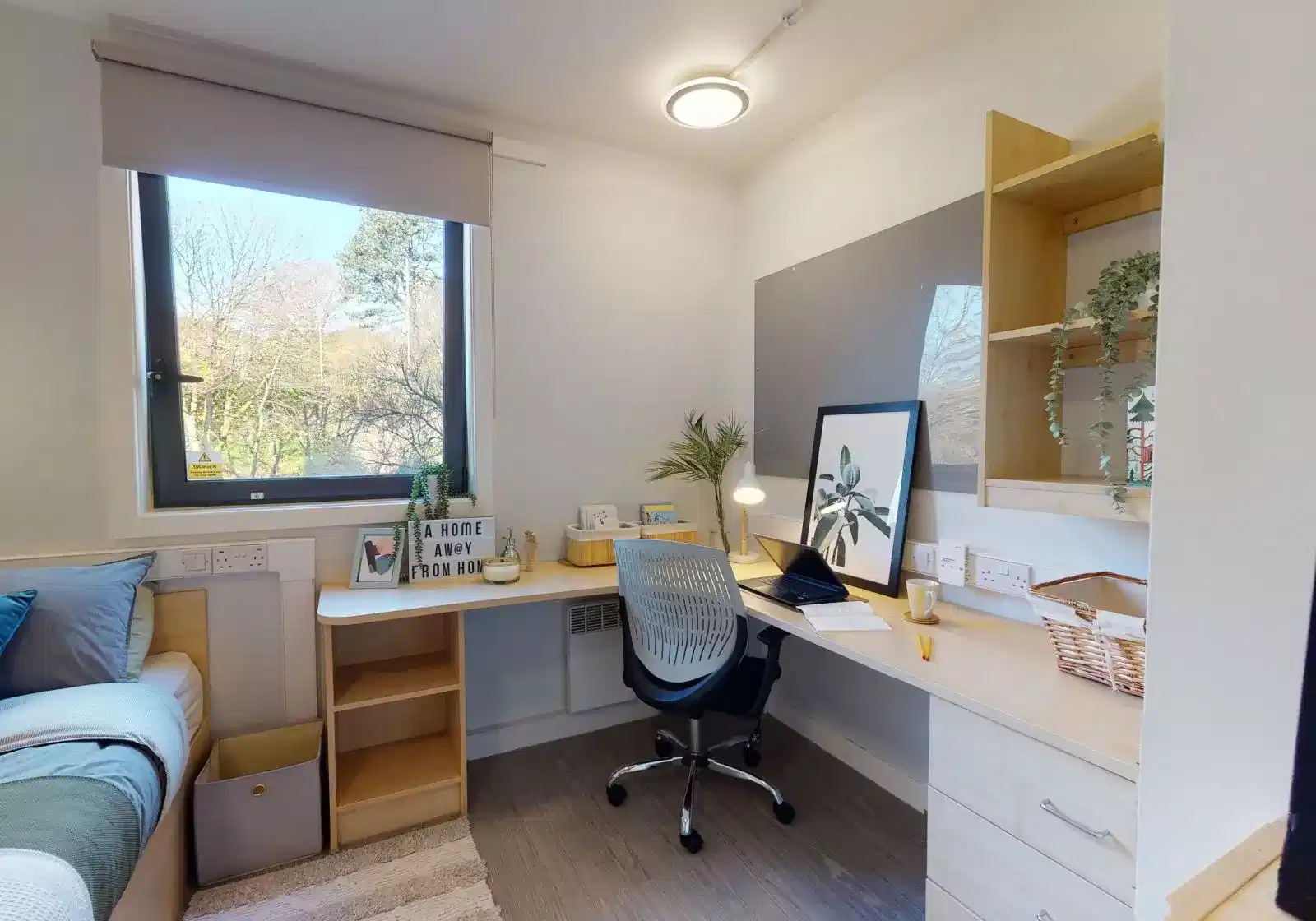 Common Area?w=400&h=260&fit=crop&q=40&auto=format&trim=auto