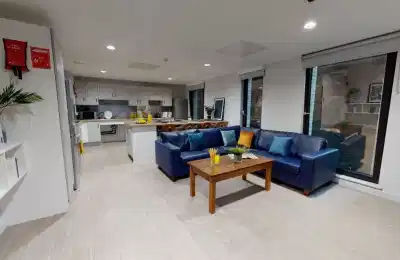 Common Area?w=400&h=260&fit=crop&q=40&auto=format&trim=auto