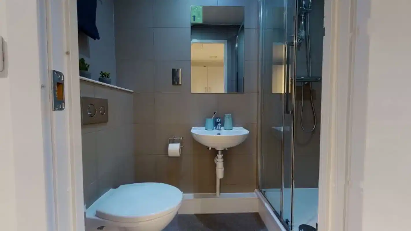 Common Area?w=400&h=260&fit=crop&q=40&auto=format&trim=auto