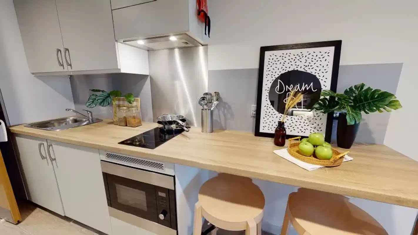 Common Area?w=400&h=260&fit=crop&q=40&auto=format&trim=auto