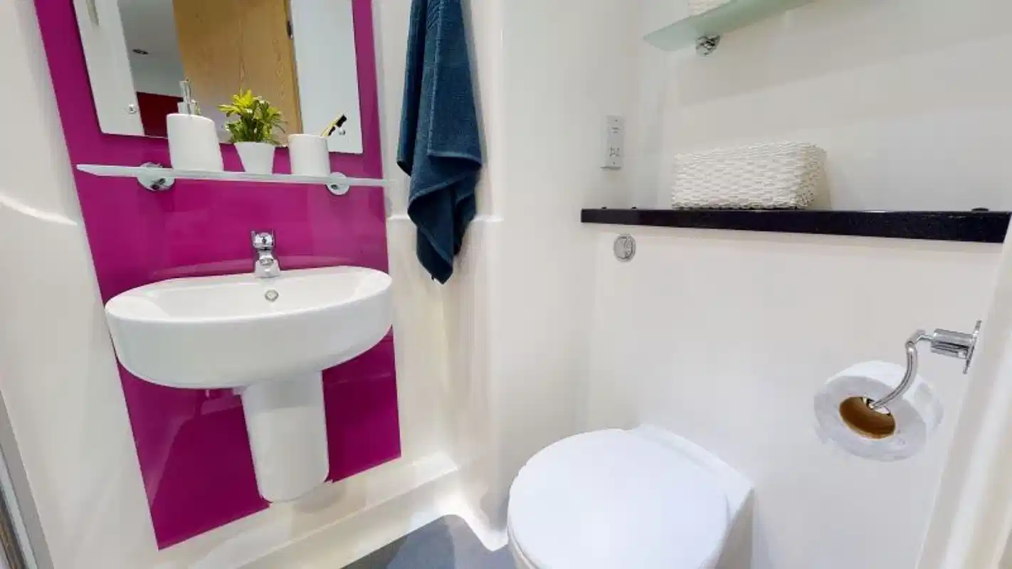 Common Area?w=400&h=260&fit=crop&q=40&auto=format&trim=auto