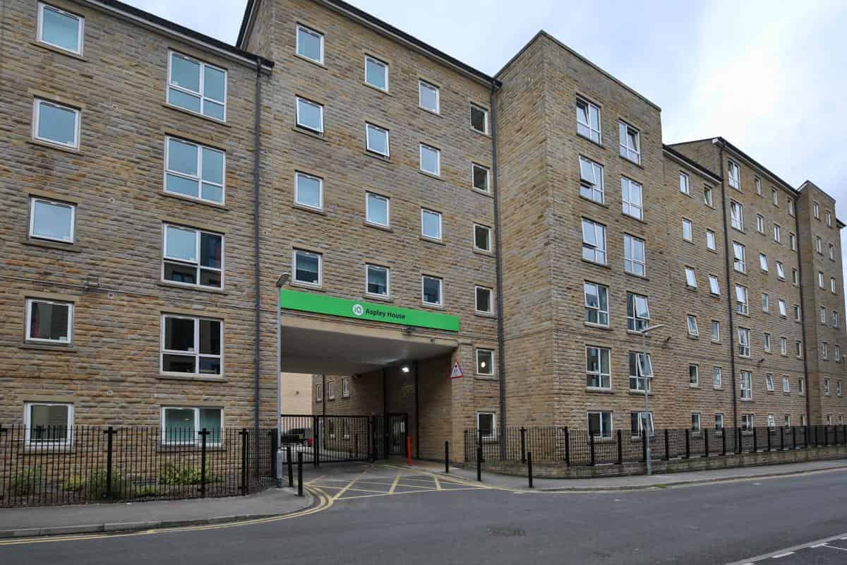 Property : 143417 - Huddersfield, England, United Kingdom - Exterior