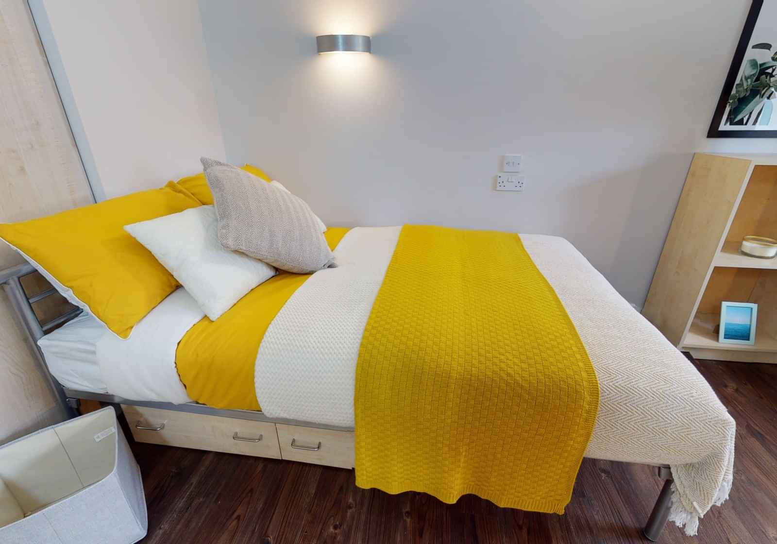 Room?w=400&h=260&fit=crop&q=40&auto=format&trim=auto