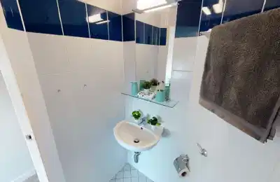 Common Area?w=400&h=260&fit=crop&q=40&auto=format&trim=auto