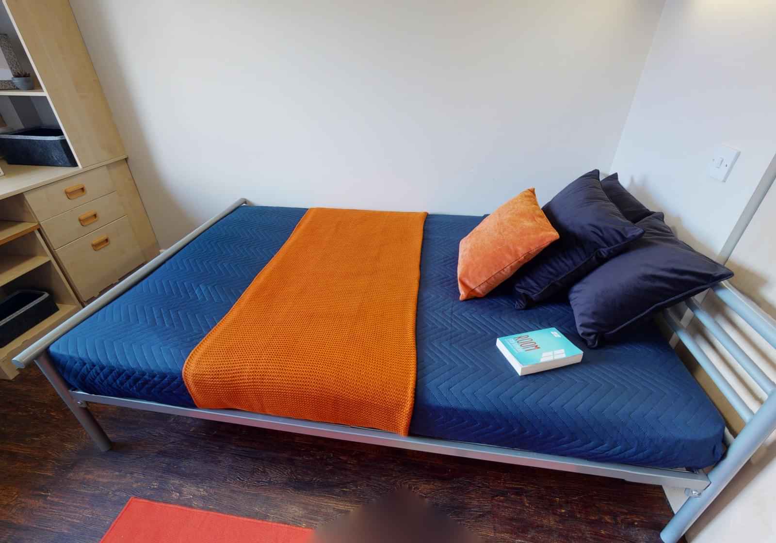 Common Area?w=400&h=260&fit=crop&q=40&auto=format&trim=auto