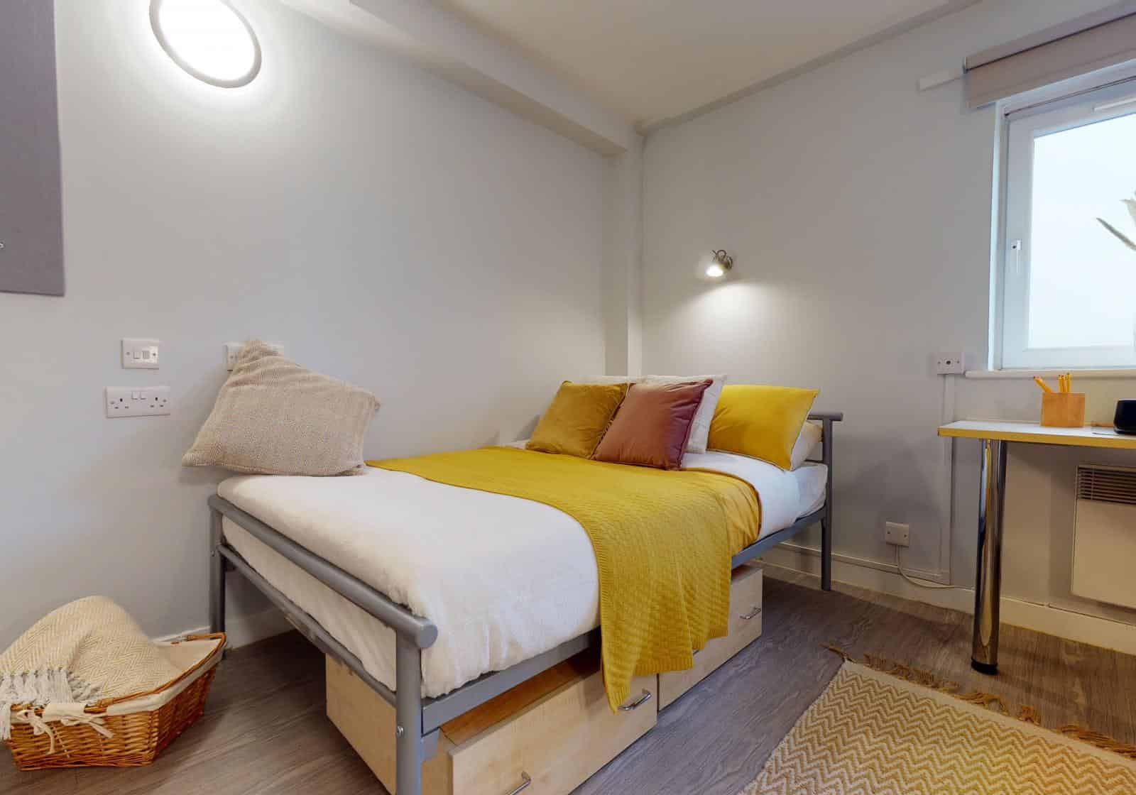 Amenities?w=400&h=260&fit=crop&q=40&auto=format&trim=auto