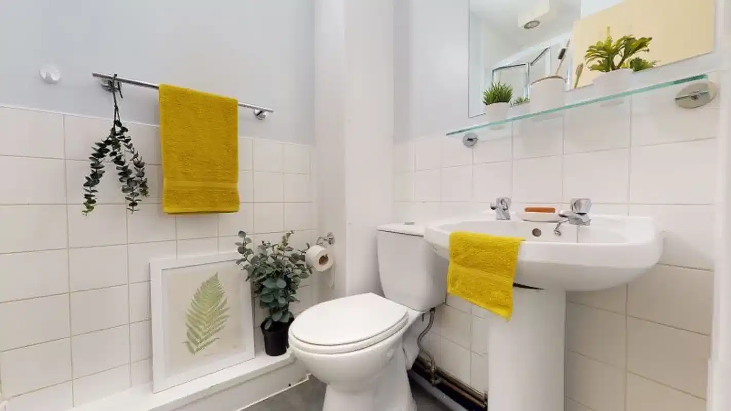 Exterior?w=400&h=260&fit=crop&q=40&auto=format&trim=auto