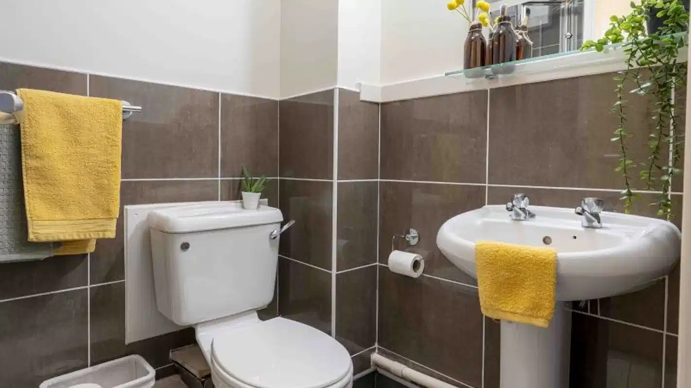 Exterior?w=400&h=260&fit=crop&q=40&auto=format&trim=auto