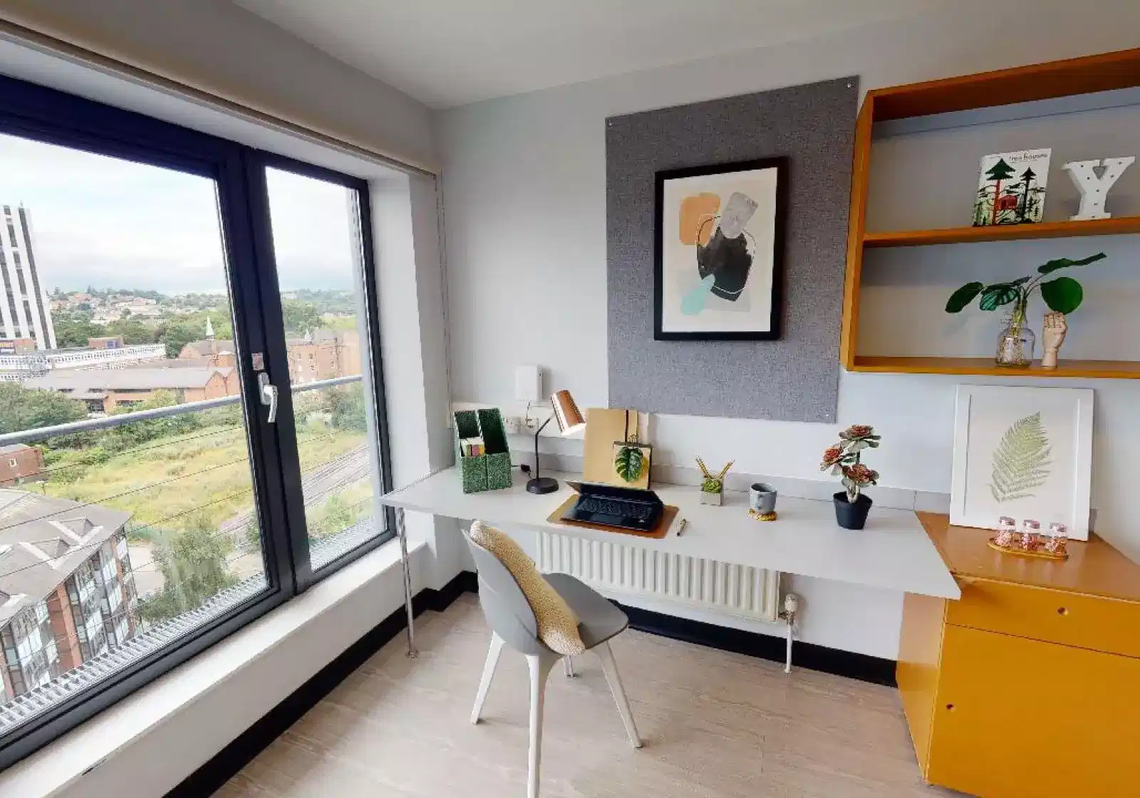 Common Area?w=400&h=260&fit=crop&q=40&auto=format&trim=auto