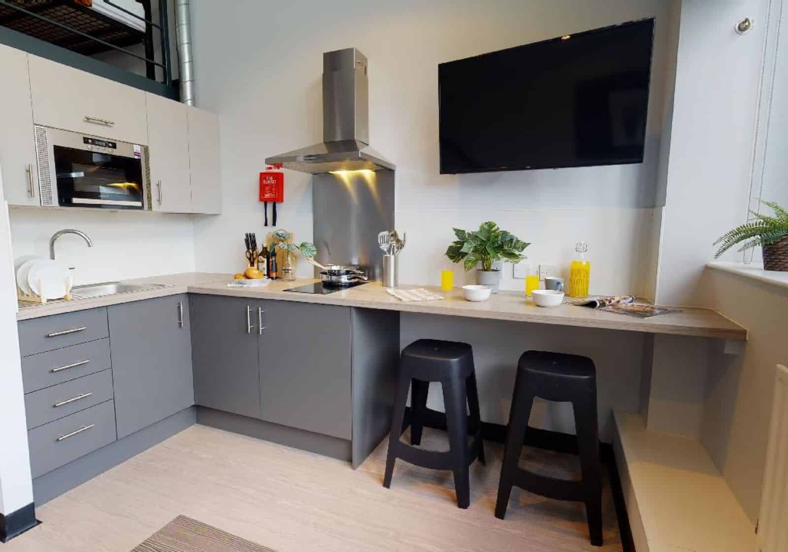 Common Area?w=400&h=260&fit=crop&q=40&auto=format&trim=auto