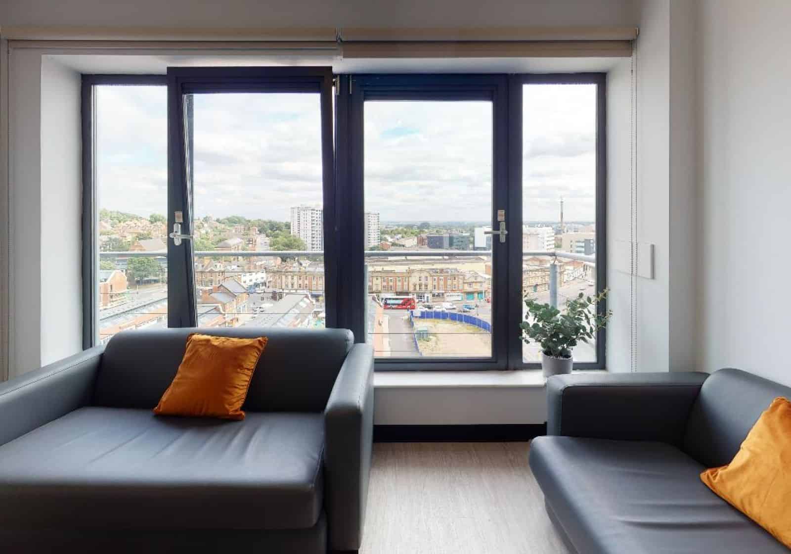 Common Area?w=400&h=260&fit=crop&q=40&auto=format&trim=auto