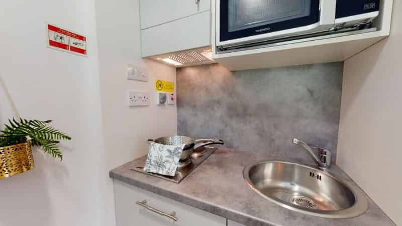 Common Area?w=400&h=260&fit=crop&q=40&auto=format&trim=auto