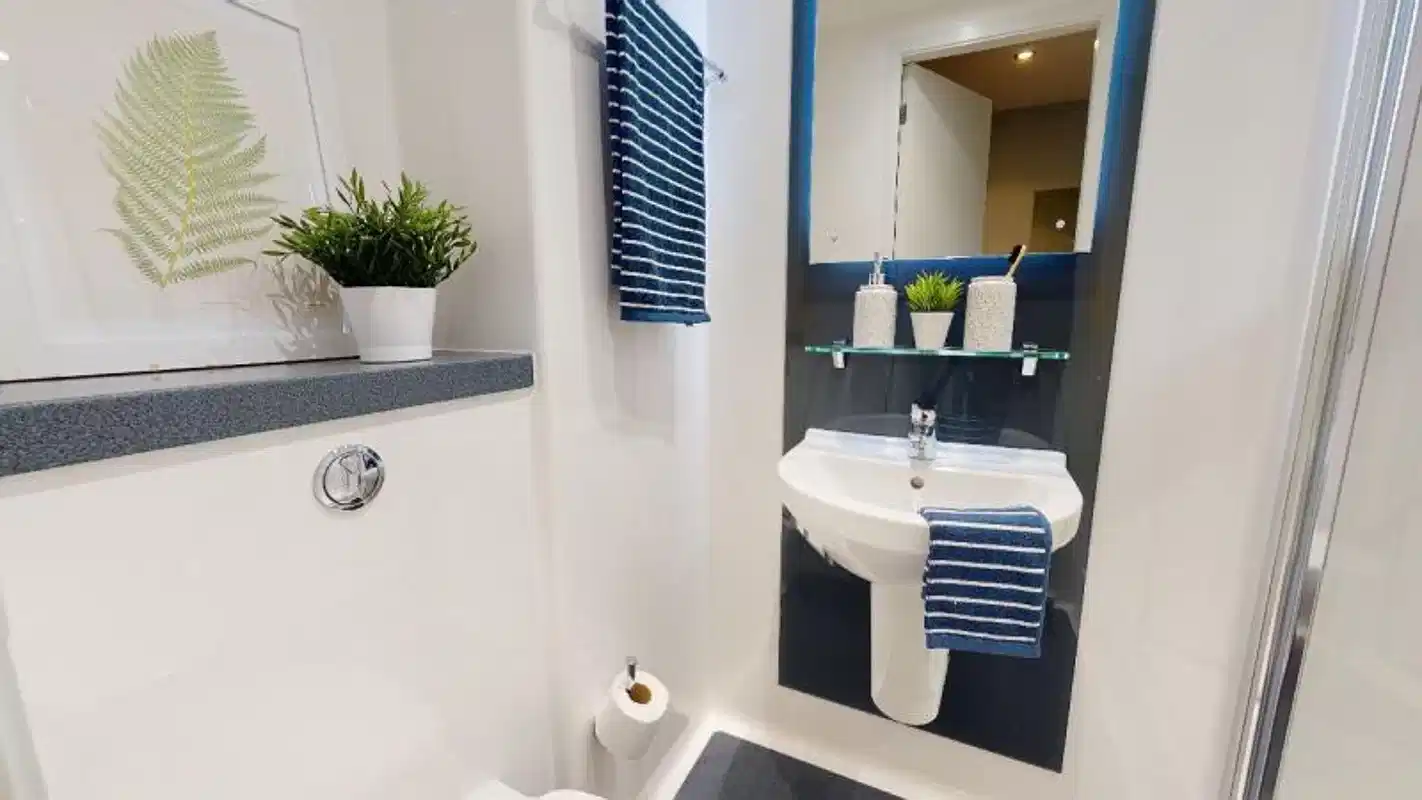 Common Area?w=400&h=260&fit=crop&q=40&auto=format&trim=auto