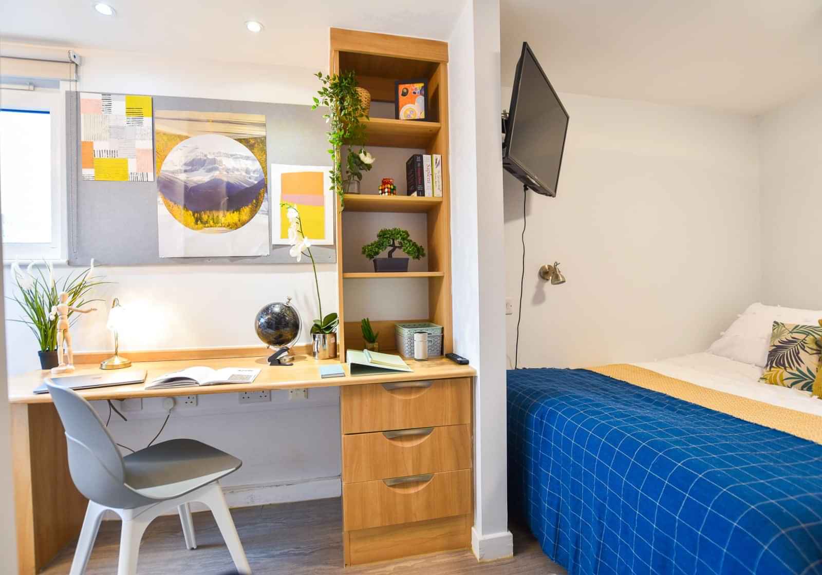 Common Area?w=400&h=260&fit=crop&q=40&auto=format&trim=auto