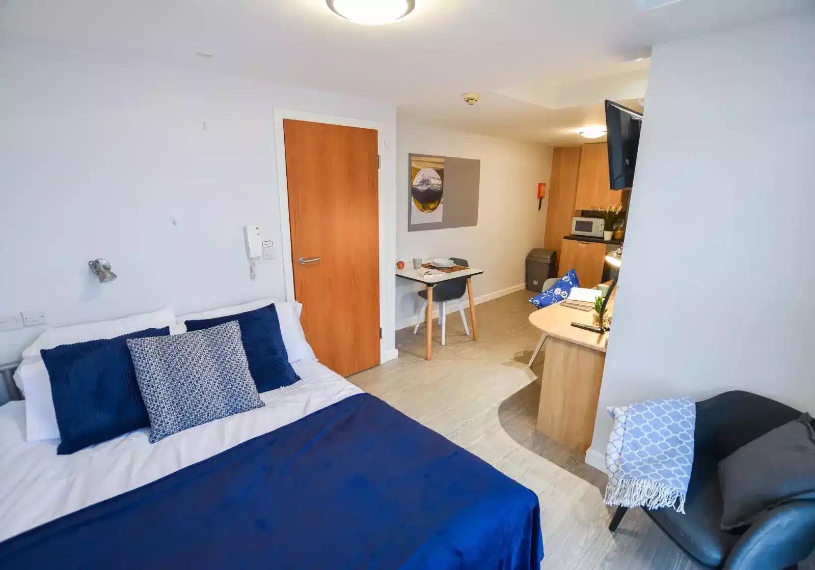 Common Area?w=400&h=260&fit=crop&q=40&auto=format&trim=auto