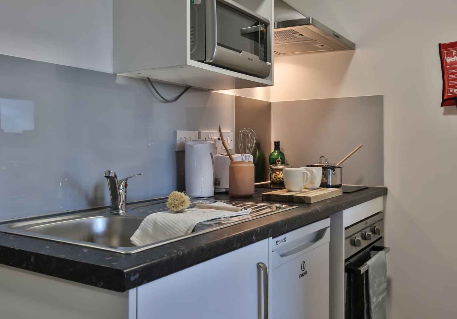 Amenities?w=400&h=260&fit=crop&q=40&auto=format&trim=auto