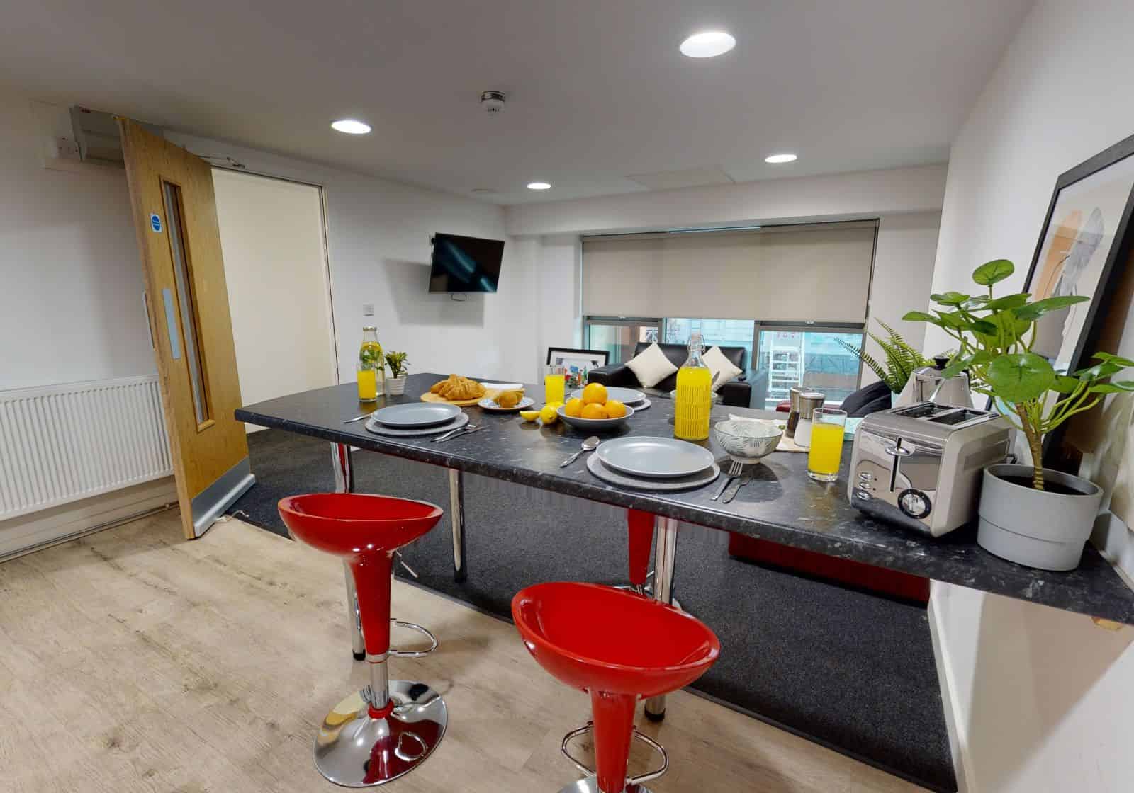 Amenities?w=400&h=260&fit=crop&q=40&auto=format&trim=auto