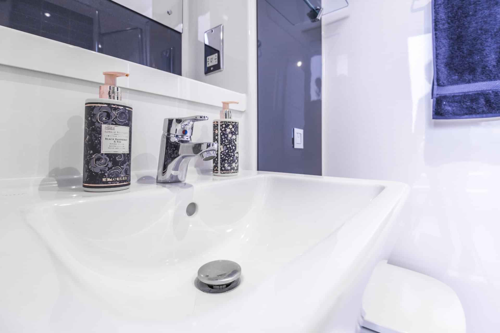 Kitchen?w=400&h=260&fit=crop&q=40&auto=format&trim=auto