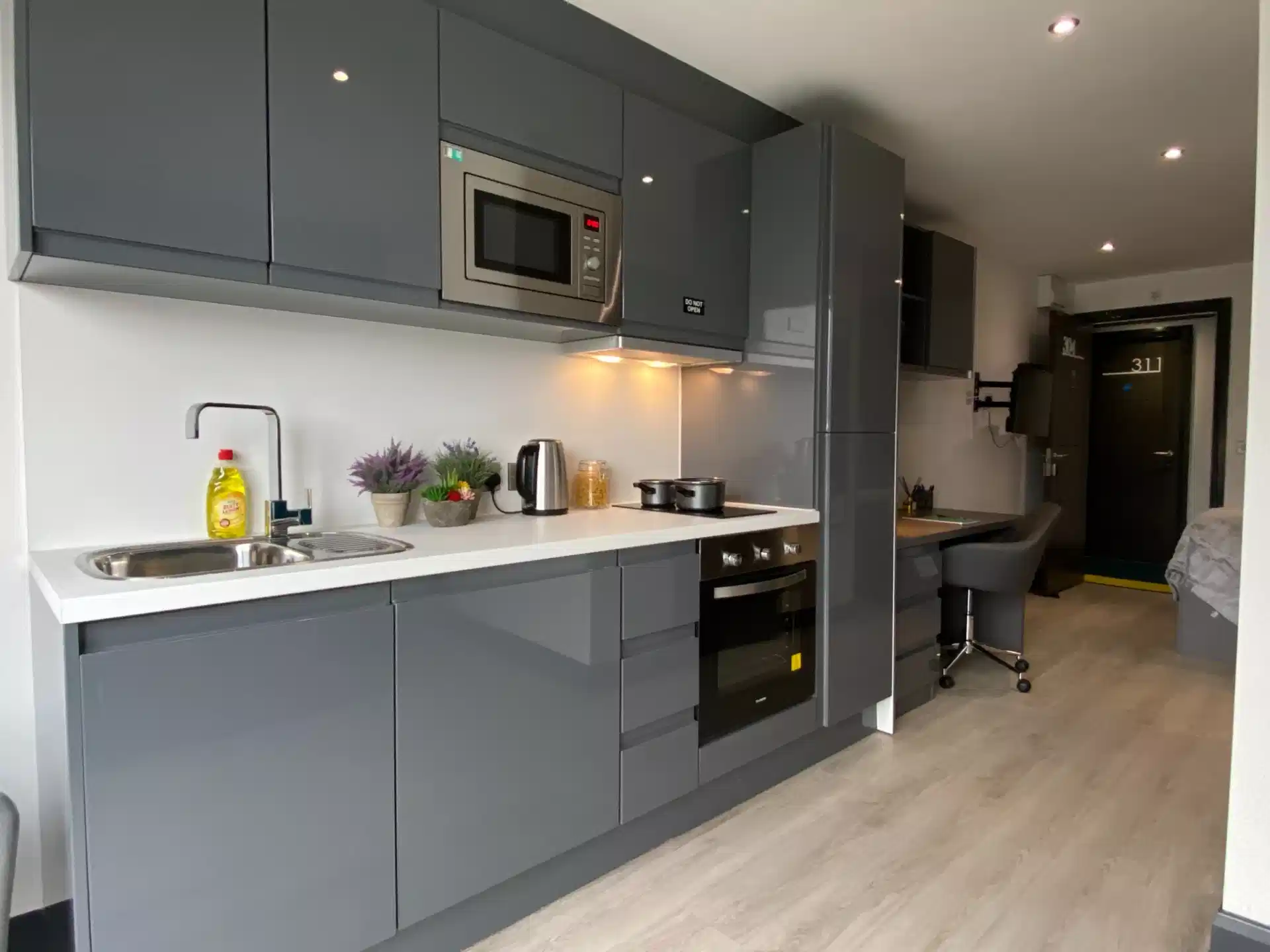 Kitchen?w=400&h=260&fit=crop&q=40&auto=format&trim=auto