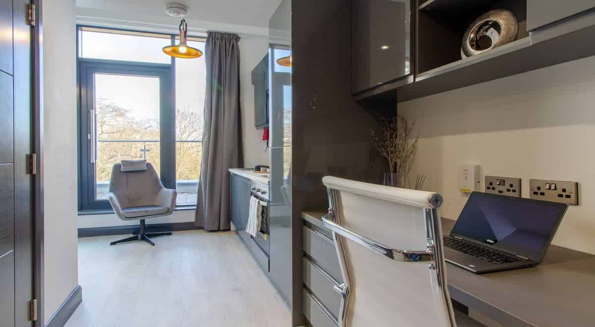 Kitchen?w=400&h=260&fit=crop&q=40&auto=format&trim=auto