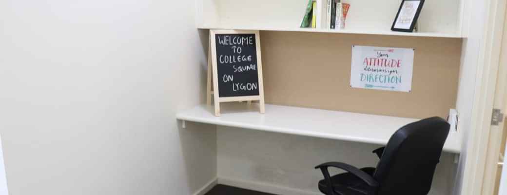 Bedroom?w=400&h=260&fit=crop&q=40&auto=format&trim=auto