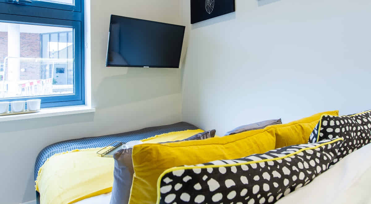 Exterior?w=400&h=260&fit=crop&q=40&auto=format&trim=auto