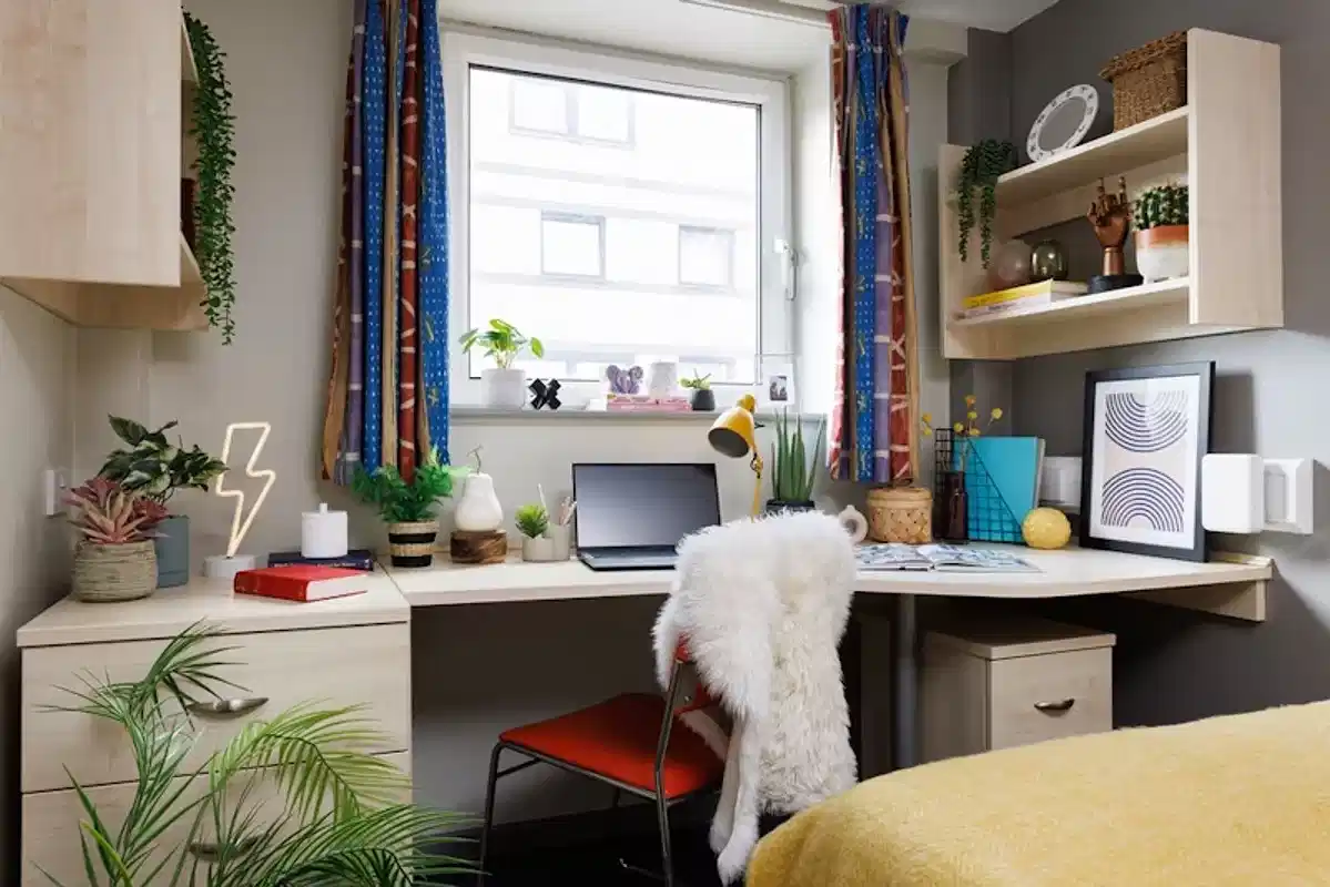 Exterior?w=400&h=260&fit=crop&q=40&auto=format&trim=auto