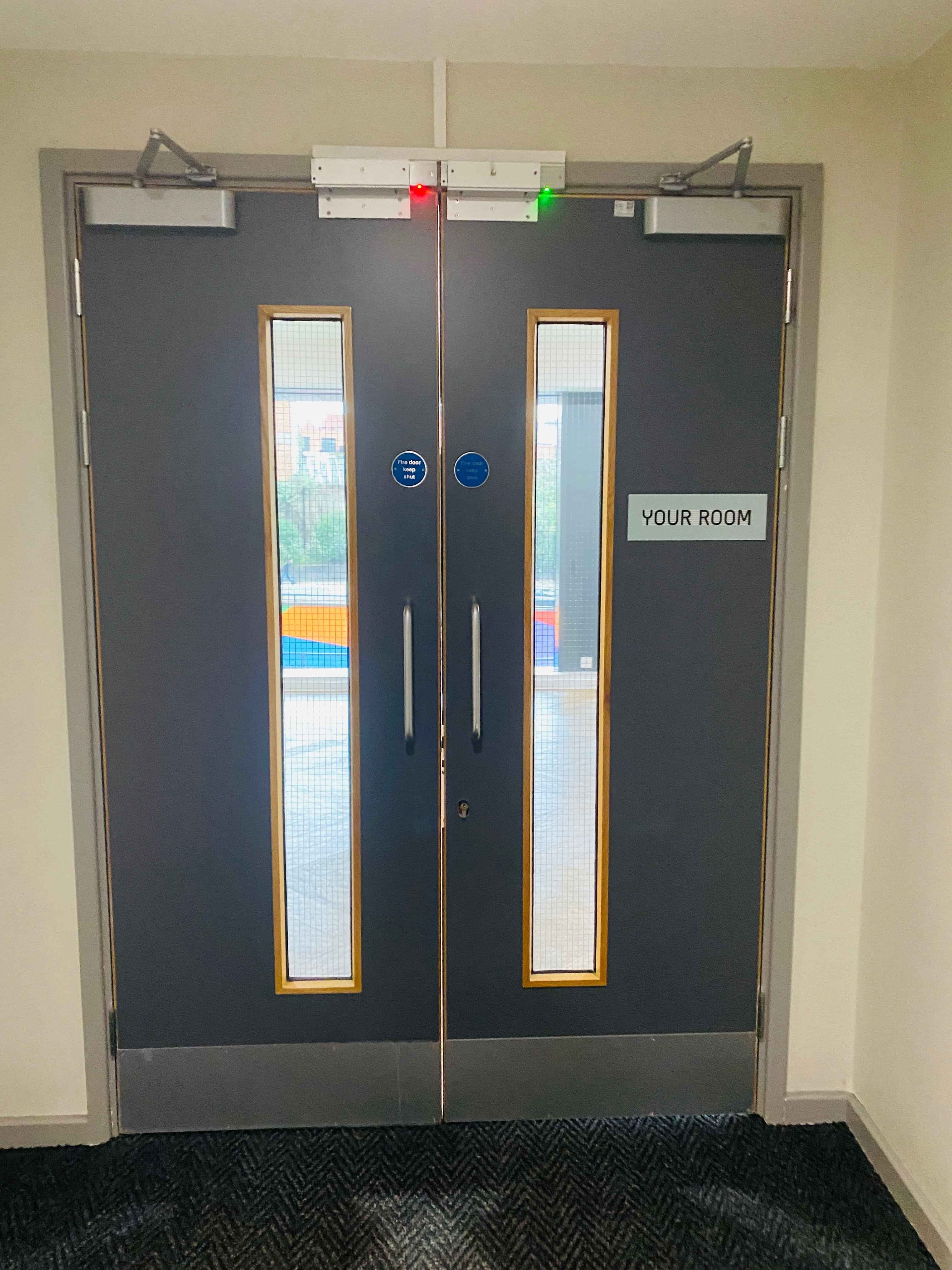 Common Area?w=400&h=260&fit=crop&q=40&auto=format&trim=auto