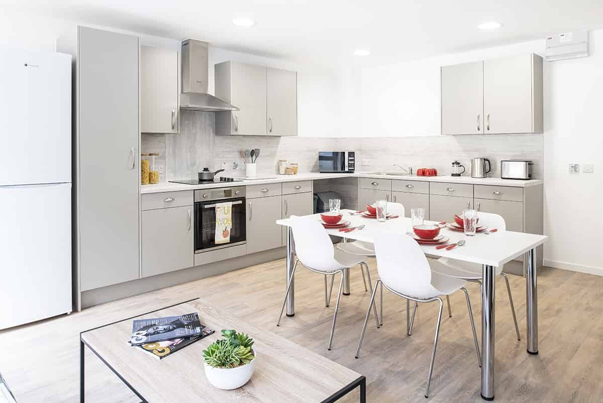 Common Area?w=400&h=260&fit=crop&q=40&auto=format&trim=auto