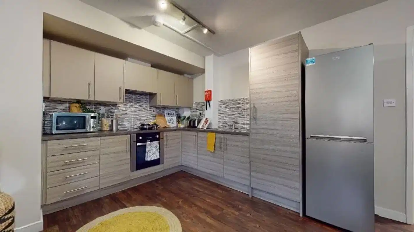 Common Area?w=400&h=260&fit=crop&q=40&auto=format&trim=auto