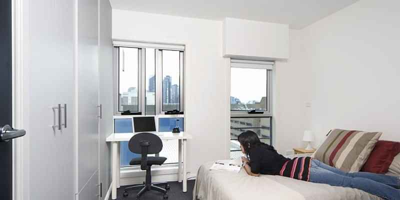 Bathroom?w=400&h=260&fit=crop&q=40&auto=format&trim=auto