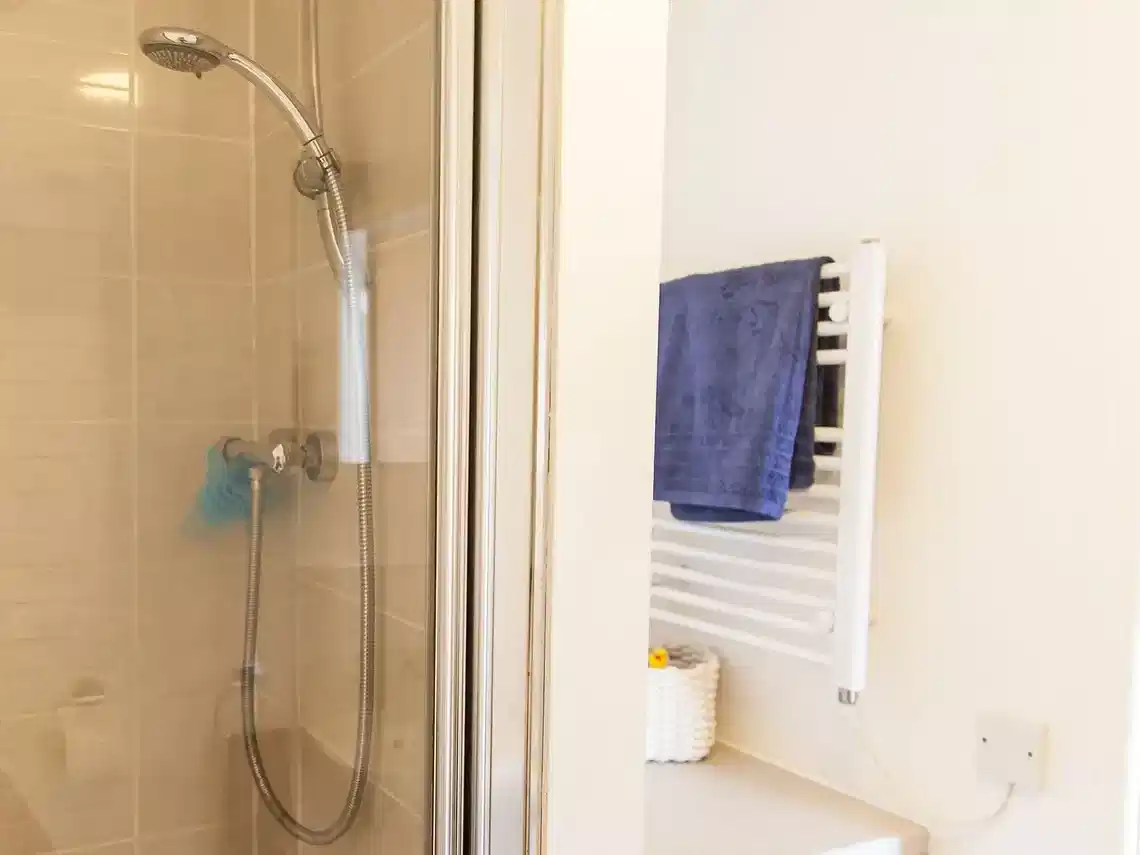 Common Area?w=400&h=260&fit=crop&q=40&auto=format&trim=auto