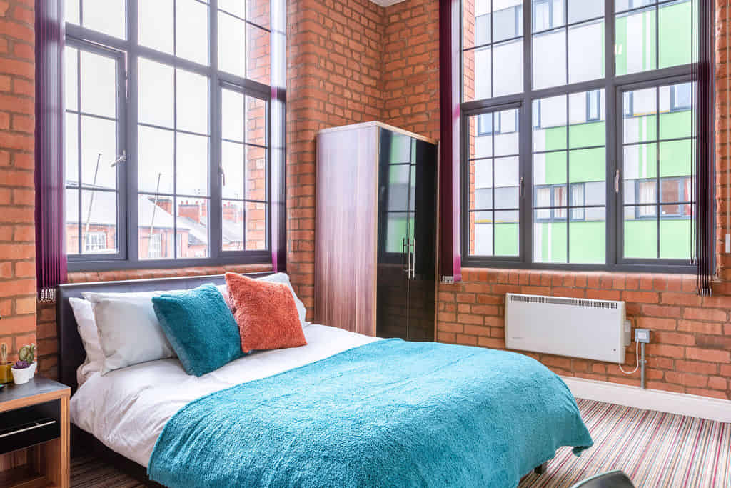 Room?w=400&h=260&fit=crop&q=40&auto=format&trim=auto